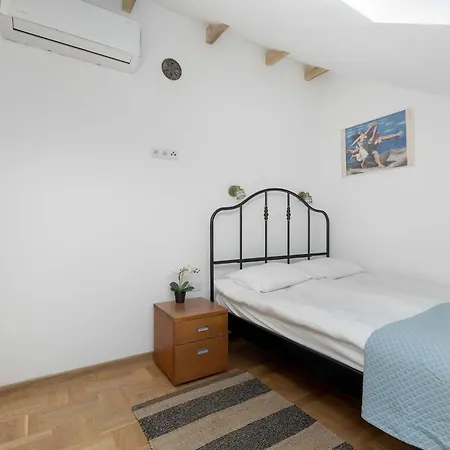 Two-level In The Center With Air Conditioning By Renters *